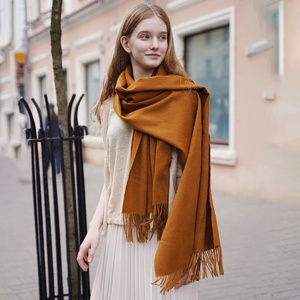 Écharpe d'Hiver en Laine de Luxe de Créateur pour Femmes, Châles Personnalisables avec Logo Brodé, Foulard Uni en Laine pour Femme - Product Image 3