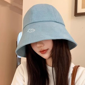 Sombrero de Pescador de Mezclilla Azul Claro con Bordado de Corazón, Sombrero de Ala Ancha para Mujer, Protección Solar para Primavera y Verano - Product Image 3