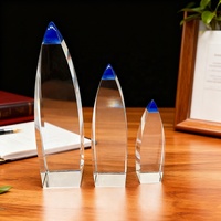 Obélisque en cristal haut de gamme, noble et épuré, pour trophées de cérémonies d'entreprise, de compétitions et de souvenirs.