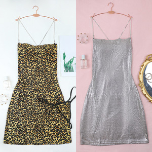 Conjunto de lencería erótica sexy de leopardo al por mayor con tirantes cruzados, espalda descubierta y decoración de encaje, con tirantes de cadena para un estilo apasionado. - Product Image 4