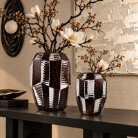 Vase de table en verre moderne aux tons sombres avec motif abstrait pour la décoration du salon et de la console