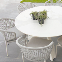 Chaise de salle à manger d'extérieur en rotin d'aluminium tressé pour restaurant de jardin avec accoudoirs pour utilisation extérieure