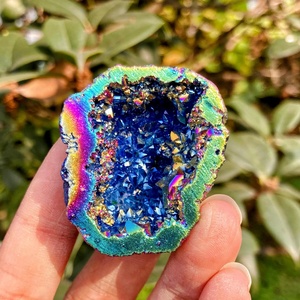 Venta al por mayor de artesanías de cristal curativas de geoda azul-púrpura tallada de alta calidad, decoraciones modernas únicas para el Día de la Tierra - Product Image 4