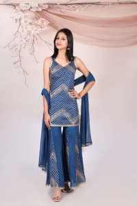Kurta Droite Brodée à Col en V pour Femme Titrit avec Sharara et Dupatta - Product Image 2
