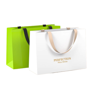 Sacs shopping en papier recyclables personnalisés de luxe, imprimés sur mesure, pour petites entreprises et emballages de vêtements, avec votre propre logo et couleur - Product Image 1