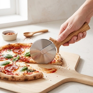 Cortador de rueda de <span class=keywords><strong>Pizza</strong></span> de acero inoxidable con mango de madera de oliva con logotipo personalizado de Casa Natural para amantes de la <span class=keywords><strong>Pizza</strong></span> - Product Image 2