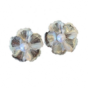 Boucles d'oreilles clous marguerites vintage plaquées or 18 carats avec zircon et motif floral en alliage de zinc pour femmes, idéales pour les fêtes et les amis - Product Image 6