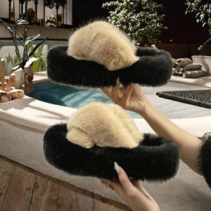 Pantuflas de moda para mujer, abiertas, estampadas, con forro de piel sintética, de felpa suave y esponjosa, para el hogar, tipo sandalia, al por mayor - Product Image 2