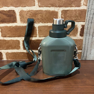Alla moda Outdoor originale <span class=keywords><strong>borraccia</strong></span> sportiva in acciaio inossidabile <span class=keywords><strong>da</strong></span> <span class=keywords><strong>1</strong></span> <span class=keywords><strong>litro</strong></span>, Vintage con cinturino di grande capacità - Product Image 1