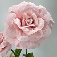 Grande fleur en papier rose faite à la main pour la Saint-Valentin, décoration de centre commercial, combinaison d'ornements, fleurs artisanales