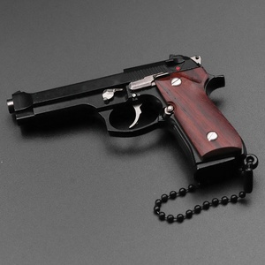 Modellino Pistola <span class=keywords><strong>Beretta</strong></span> <span class=keywords><strong>92F</strong></span> in Scala 1:3 con Manico in Legno Portachiavi Ciondolo Giocattolo in Metallo per Regali di Compleanno per Bambini Giocattolo Non Funzionante - Product Image 4