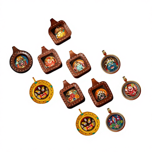 Pendentif en alliage d'acier titane ethnique tibétain peint à la main avec peinture 3D miniature Thangka Zakiram Yellow Wealth, pigment minéral - Product Image 5