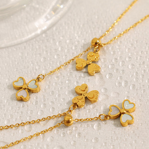 Collar Minimalista con Colgante de Trébol Blanco en Cadena Dorada, para Mujer, Uso Diario - Product Image 2