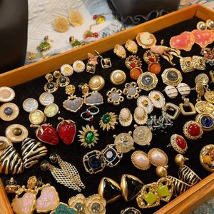 Orecchini a perno eleganti in lega con fiore geometrico e pietra naturale, stile vintage medievale, placcati, per feste - Product Image 1