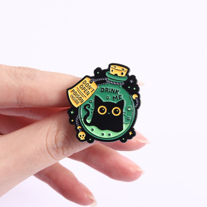 Pin de Esmalte con Diseño de Botella de <span class=keywords><strong>Veneno</strong></span>, NO Abrir, Gato Negro Adorable y Venenoso, Broche, Insignia de Solapa, Regalo de Graduación para Amigos - Product Image 3