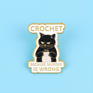 1 spilla smaltata all'uncinetto a forma di gatto - Design cucito in bianco e nero con testo 'CROCHET BECAUSE MURDER IS WRONG', Distintivo in metallo resistente - Product Image 6