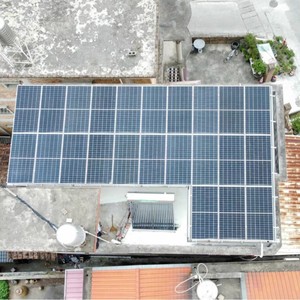 Sistema de Energía Solar Monocristalino de 10 Kw de Xiamen Lianbang para Uso Doméstico en Techos con Controlador MPPT - Product Image 1