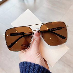 Gafas de sol cuadradas Qianai para mujer, lentes de PC UV400, montura de moda, color gris plateado A2-7499 - Product Image 4