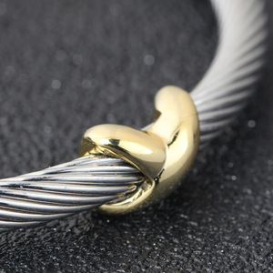 Bracelet en câble d'acier inoxydable bicolore de 8 mm en forme de croix pour femme, bijoux cadeau - Product Image 3