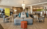 Meubles d'hôtel haut de gamme Home2 Suites by Hilton, canapé, table, ottoman pour projets hôteliers