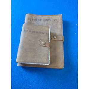 Nuevo cuaderno de cuero impreso de alta gama, encuadernado, con cubierta de cuero única, logotipo personalizado, papel ecológico y cierre con llavero. - Product Image 1