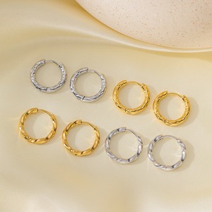 Pendientes de moda, pendientes de aro de cráter de meteorito chapados en oro de 18 quilates, venta al por mayor de acero inoxidable, pendientes torcidos de moda de oro Pvd sin deslustrar - Product Image 1