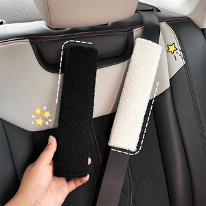 Protector de hombro para cinturón de seguridad de coche, acolchado suave de lana de cordero para niños y adultos, funda protectora para cinturón de seguridad - Product Image 1