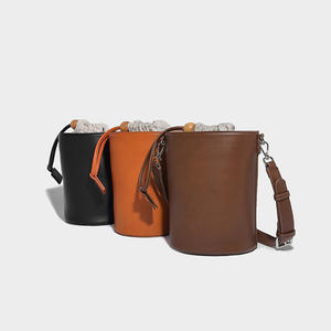 2025 nouveau sac à bandoulière cylindrique en cuir marron avec cordon de serrage et décoration de perles rondes en bois - Product Image 1