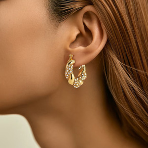 Boucles d'oreilles personnalisées tendance en acier titane plaqué or véritable 18 carats avec diamant torsadé 2026 - Product Image 4
