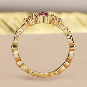 Anello con Cuore in Cristallo Rosso e Corona Dorata per Donne, Accessorio di Moda per Uso Quotidiano - Product Image 4