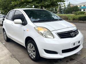 Toyota Yaris 1.6L manuelle d'occasion 2011 – Voiture compacte japonaise économe en carburant, véhicule d'occasion abordable pour l'exportation - Product Image 3