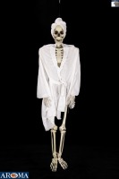 Squelette suspendu AROMA en peignoir blanc – Décoration amusante pour Halloween, idéale pour des présentations intérieures effrayantes et humoristiques