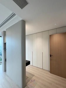 Système de dressing intégré sans joint, design moderne de luxe laqué, armoire autoportante avec bord incurvé pour salle de sport - Product Image 4