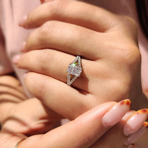 Bague de fiançailles unique en diamant de laboratoire avec une esthétique minimaliste pour les femmes élégantes et les futures mariées d'Inde - Product Image 4