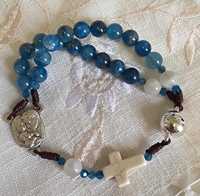 Bracelet de prière en perles de pierre de lune et d'apatite bleue, fait main, religieux, catholique, avec médaille et croix de la Sainte Famille