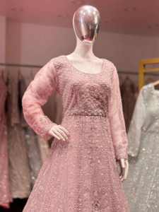 Lehenga Choli de créateur en tissu filet avec embellissements artisanaux et pierres scintillantes, longueur ras du sol, semi-couture, tenue de soirée nuptiale - Product Image 6