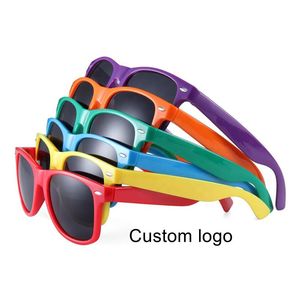 Occhiali da Sole Promozionali All'Ingrosso, Design Personalizzato con Logo, Montatura Quadrata Nera in Plastica Riciclata, Occhiali da Sole per Donne e Uomini 2026 - Product Image 2