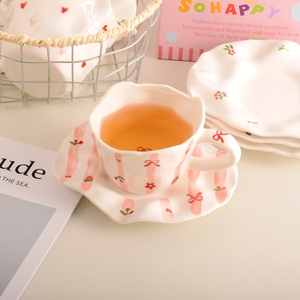 Juego de Taza y Platillo de Cerámica Hechos a Mano con Diseño de Lazo y Flor, 200 ml, Taza de Porcelana Irregular para Regalo, para Latte o Té - Product Image 2