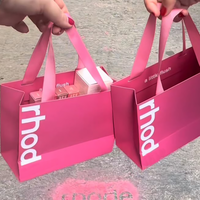 Sacs en papier personnalisés imprimés à chaud avec poignées en nylon et ruban, sacs fourre-tout pour femmes, sacs de shopping de luxe pour cosmétiques et cadeaux