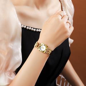 Reloj de pulsera de cuarzo con correa de cuero negra y números romanos cuadrados dorados para mujer, elegante reloj de vestir vintage para fiesta u oficina - Product Image 2