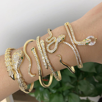 Pulsera de piel de pitón de lujo para mujer, brazalete curvo de cuerpo de serpiente, chapado en oro, latón, circón, ojos verdes, joyería