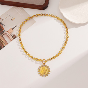 Collier en Acier Inoxydable et Titane Plaqué Or 18 carats avec Pendentif Géométrique en Forme de Pièce de Monnaie et Bordure en Cristal Sertie Pavé pour Femme, Bijou Tendance - Product Image 4