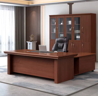 Ensemble de bureaux de direction au design moderne pour les gestionnaires, les directeurs généraux, les patrons, les postes de travail de bureau, les bureaux