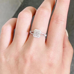 Anello di Diamanti T0210 Taglio Radiant in Oro Bianco Naturale, Colore D, Montatura Halo per Fidanzamento Femminile - Product Image 3