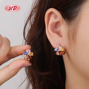 Hengdian 18K Vergulde Bloem Huggie Hoepel Accessoires Vrouwen Mode Sieraden Oorbellen Vintage Zirkonia Groothandel - Product Image 5