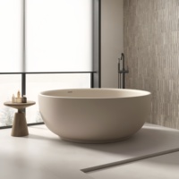 Baignoire ovale moderne de luxe en pierre artificielle finition mate couleur café au lait, écologique et durable pour une immersion profonde
