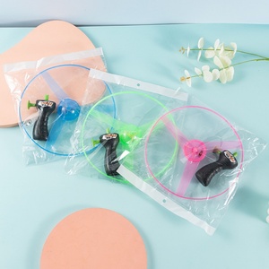 ของเล่นจานบินพลาสติกแบบดึงเชือกหมุนได้ มีไฟ LED กระพริบ สำหรับเด็ก เล่นกลางแจ้งยอดนิยม - Product Image 2