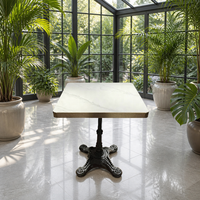 Table de bistrot française de luxe avec plateau en marbre, table basse carrée avec base en fonte pour l'extérieur