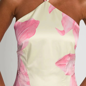 Vestido de fiesta elegante sin espalda con cuello halter, estampado floral de lirios rosas y falda casual de satén - Product Image 6