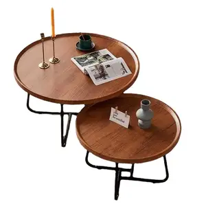 Luxuriöser moderner runder Tee tisch aus Holz und Glas verleiht dem Wohnzimmer einen raffinierten Stil